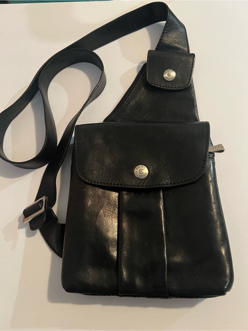 Giudi sleek black Leather Crossbody Sling Bag